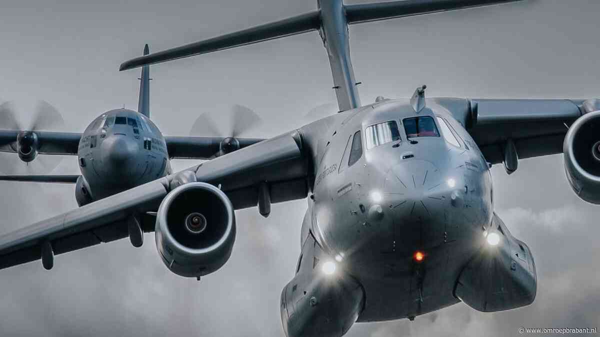 Net opgeleide piloten prijzen nieuw transportvliegtuig: 'Vliegt lekker'