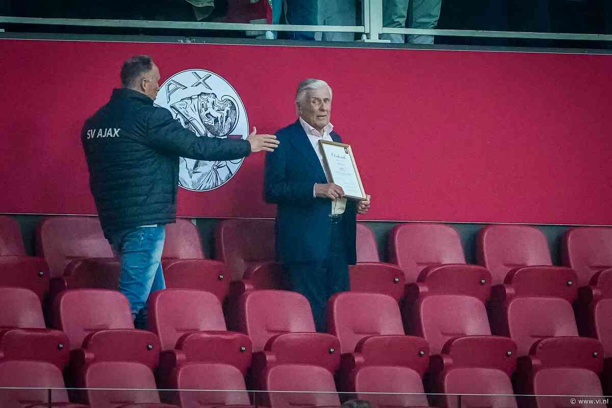 Sjaak Swart krijgt zeventig jaar na debuut Ajax-cadeau voor de eeuwigheid
