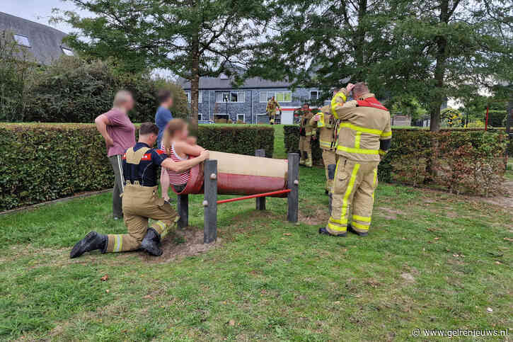 Kind met benen vast in speeltoestel, brandweer schiet te hulp