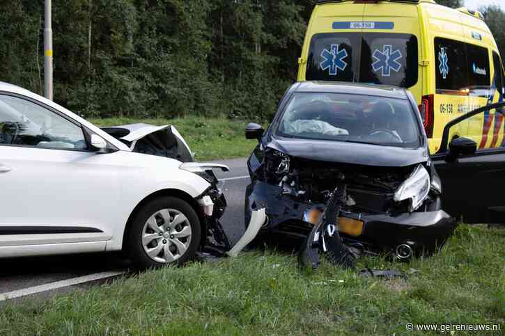 Auto raakt in berm en botst vervolgens frontaal op tegenligger