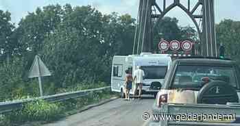 Foutje, bedankt! Nederlanders met caravan muurvast op Franse brug, weggebruikers boos
