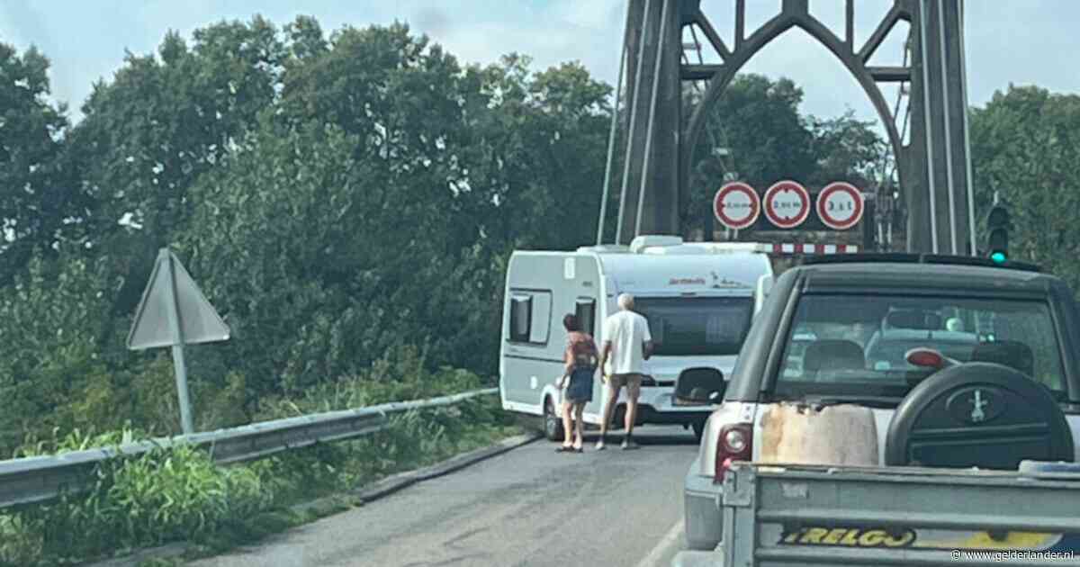 Foutje, bedankt! Nederlanders met caravan muurvast op Franse brug, weggebruikers boos