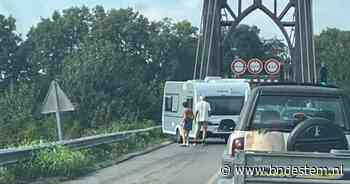 Foutje, bedankt! Nederlanders met caravan muurvast op Franse brug, weggebruikers boos