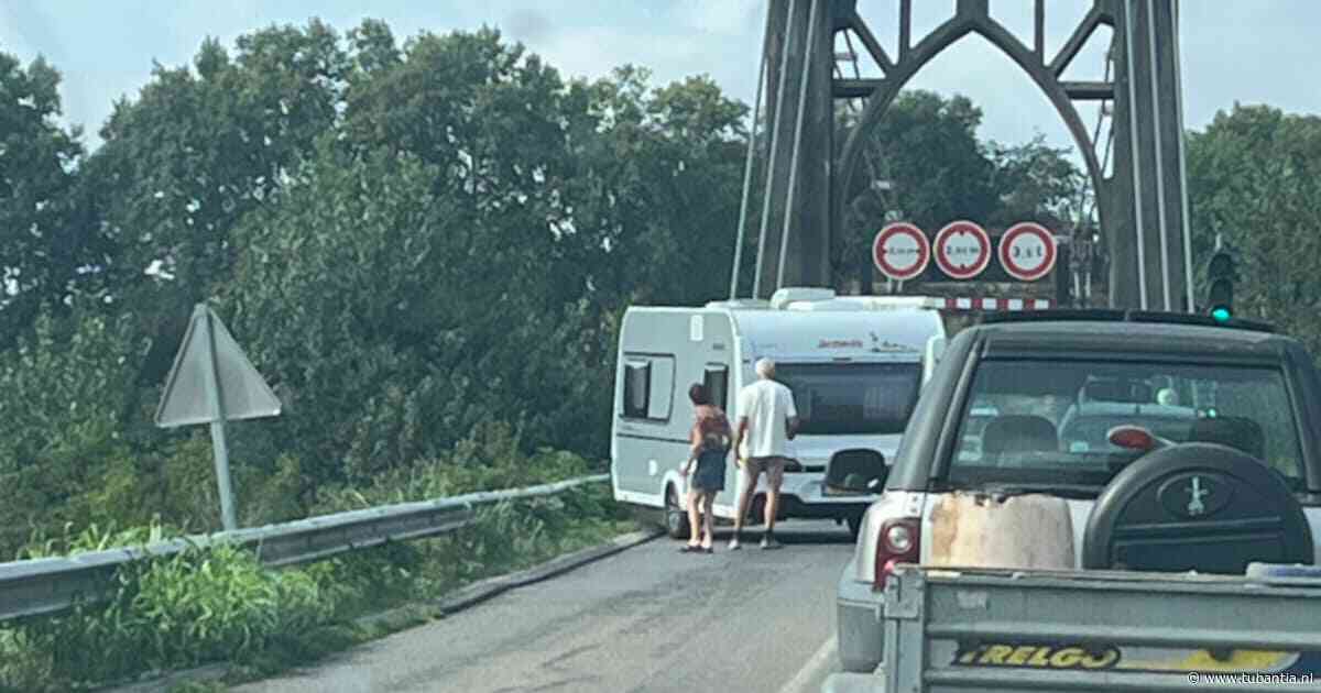 Foutje, bedankt! Nederlanders met caravan muurvast op Franse brug, weggebruikers boos