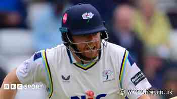 Title-chasing Somerset struggle at Yorkshire