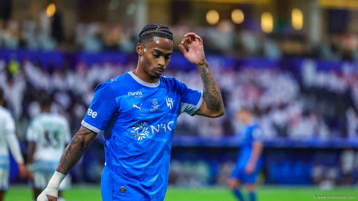 Crysencio Summerville ziet rood na verhitte confrontatie met Ismael Bennacer, die Oranje-international aan zijn haar trekt