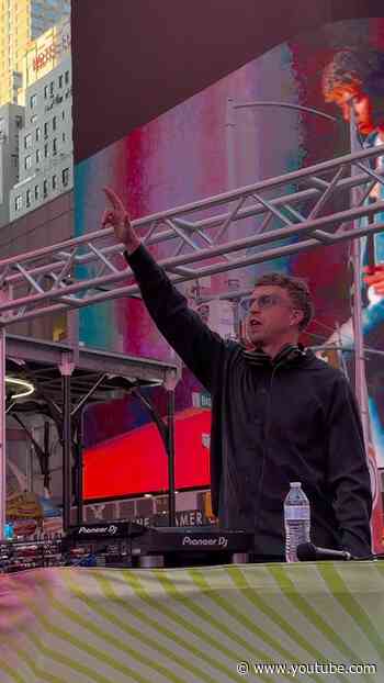 @ZakDowntown and Five Eleven brought the BEATS to #TSQLive 🔥🌟 #DJSet #NYC #FreeEvents #TimesSquare