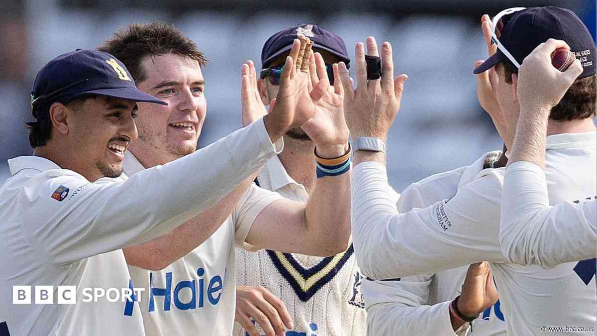 Bamber takes six for Bears before Essex fight back