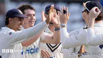 Bamber takes six for Bears before Essex fight back