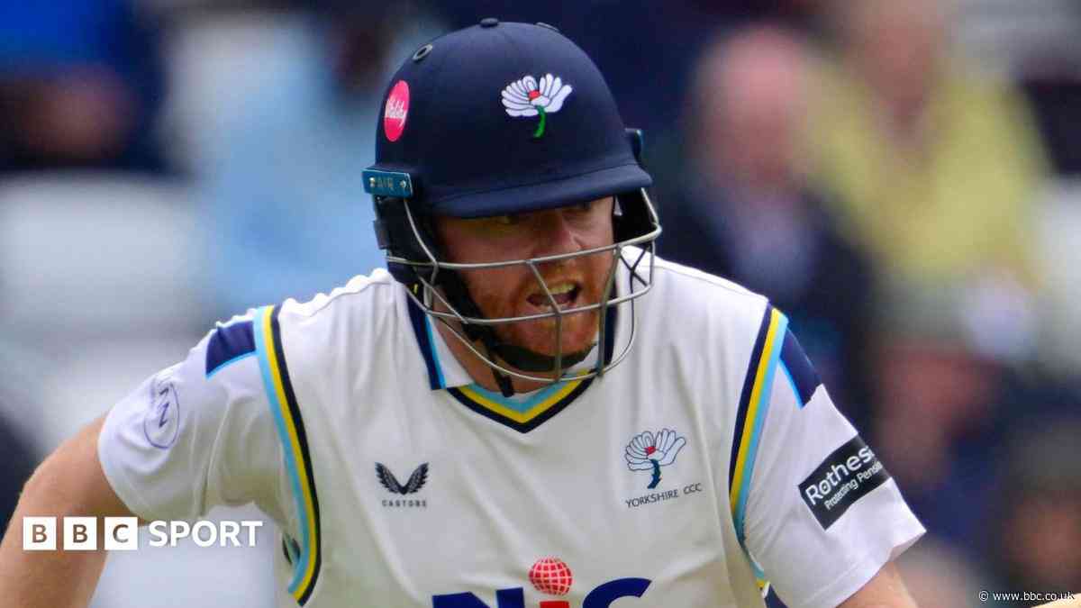 Title-chasing Somerset struggle at Yorkshire