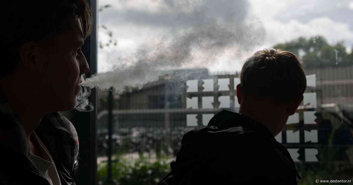 Klachten over bushokjes vol rokende leerlingen: school schuift voor een oplossing de wet opzij