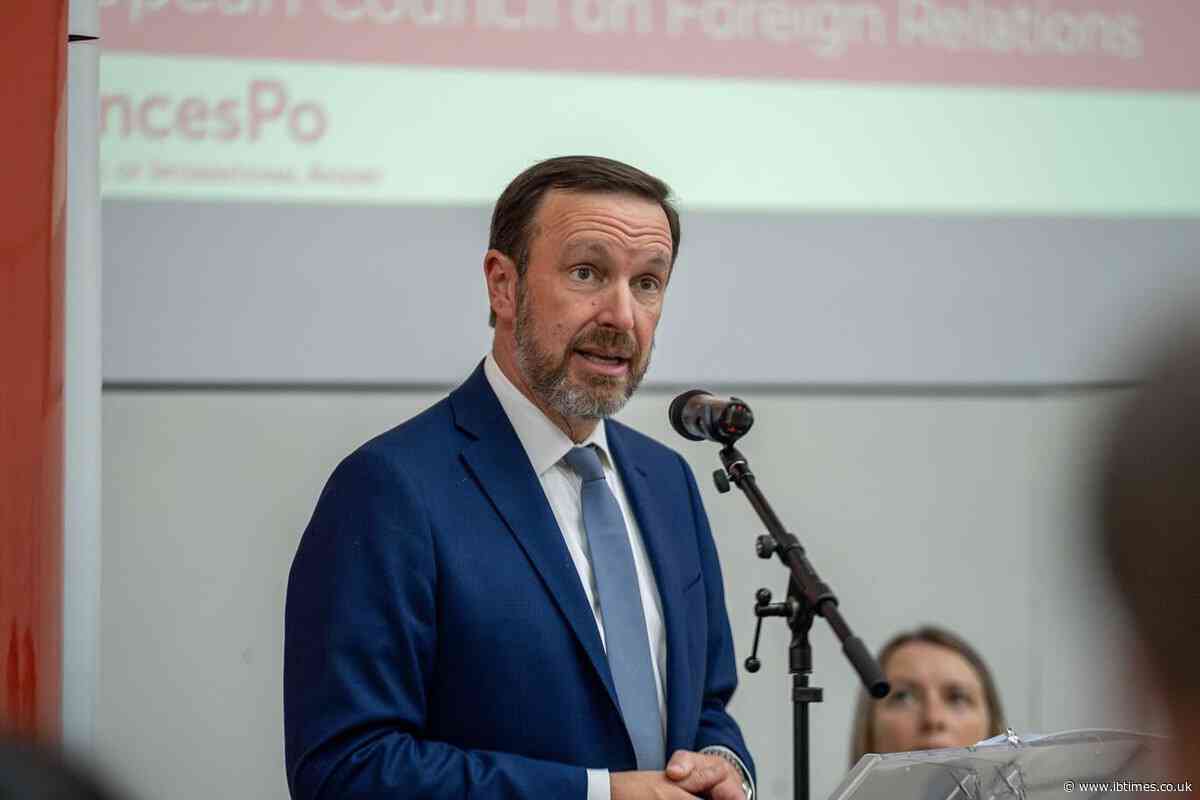 Chris Murphy Says AI Industry 'Can't' Protect Americans Days After Amodei, Altman, and Musk Backed a Slowdown