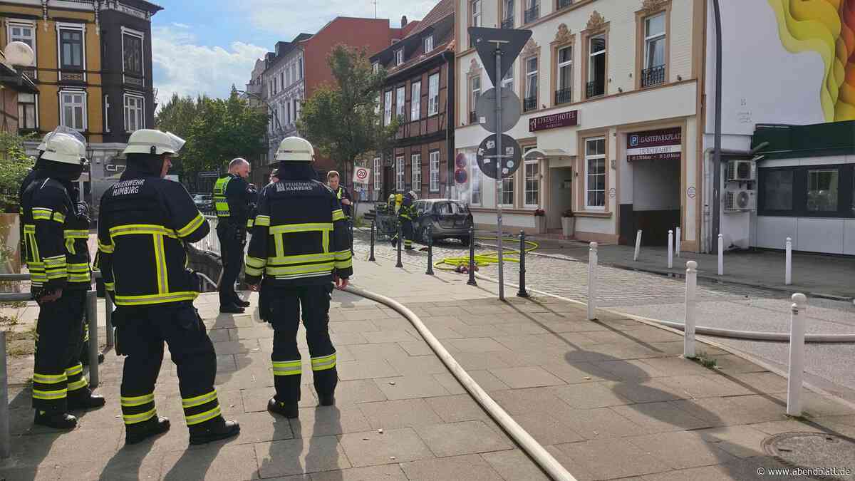 Parkendes Auto fängt von allein Feuer – mitten in historischer Altstadt