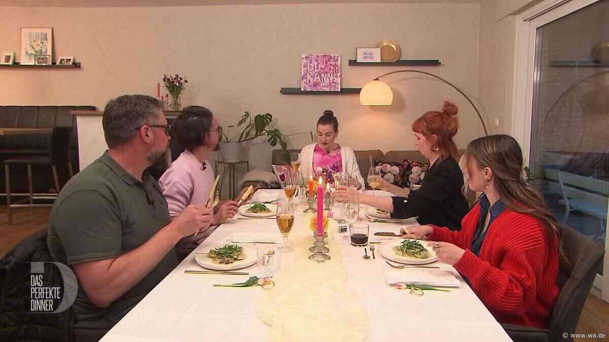 „Der gute Holzboden!“: „Dinner“-Gast kippt sein Bier um - zum Glück hat Vicky vorgesorgt