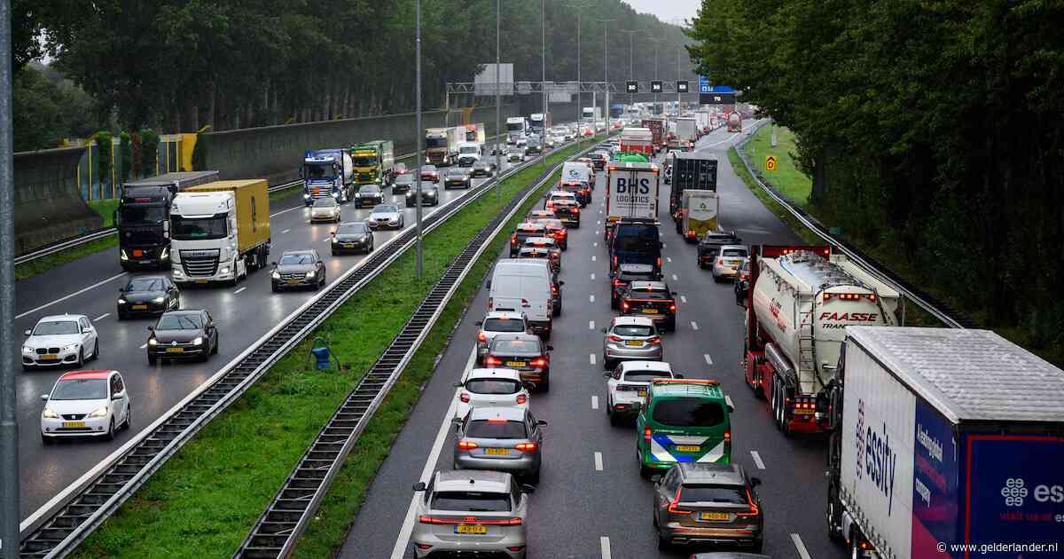 Kilometerslange file op A50 richting Arnhem: één rijstrook dicht