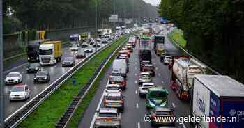 Kilometerslange file op A50 richting Arnhem: één rijstrook dicht