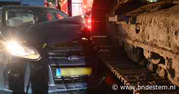 Snel door de bocht willen rijden gaat mis in Breda: auto raakt graafmachine en moet worden getakeld