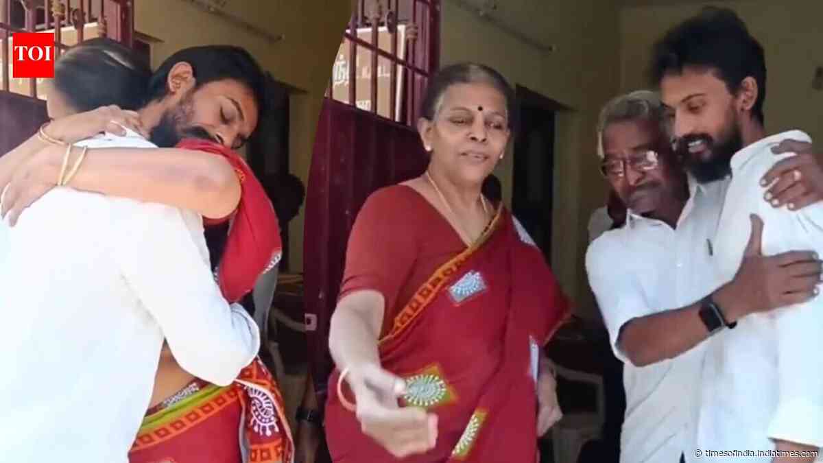 'Mandaadi’ director Mathimaran gets emotional with parents after film’s success