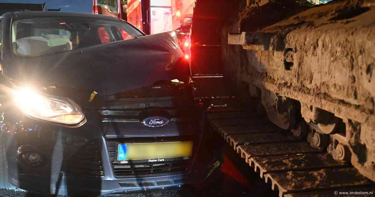 Snel door de bocht rijden gaat mis in Breda: auto raakt graafmachine en moet worden getakeld