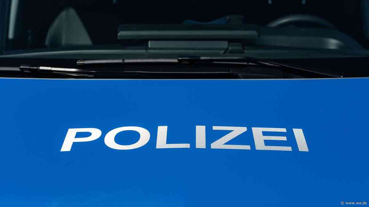 E-Scooter-Fahrer kollidiert mit Auto im Kreisverkehr