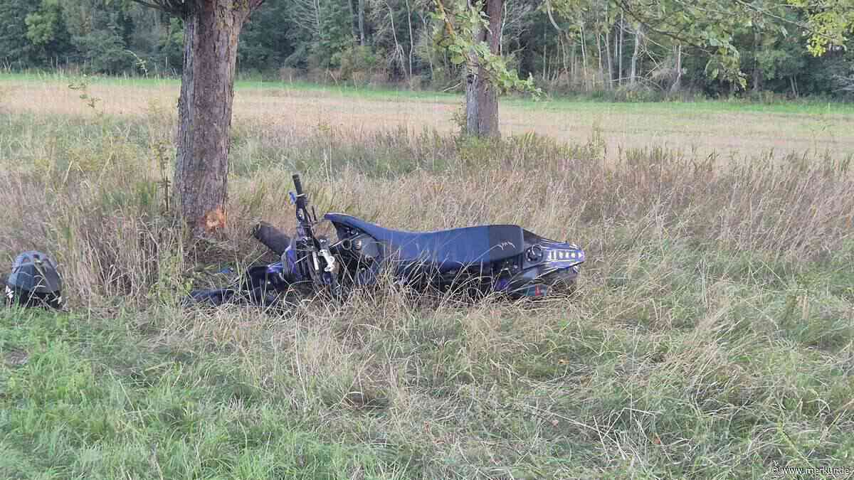Unfall auf Staatsstraße: Junger Mann stürzt von Motorrad – Fahrer hinter ihm kann nicht mehr bremsen
