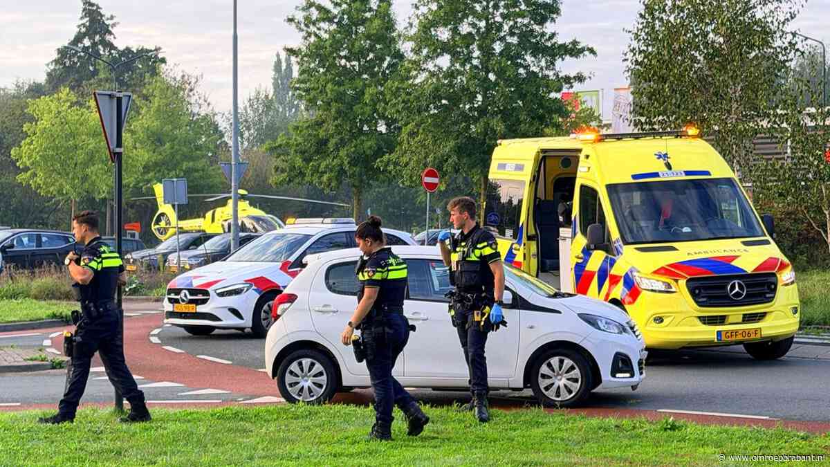 Fietser gewond naar ziekenhuis na aanrijding met auto in Uden