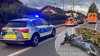 Unfall in Albaching: Moped wird im Kreisverkehr von Mercedes gerammt – Fahrer verletzt