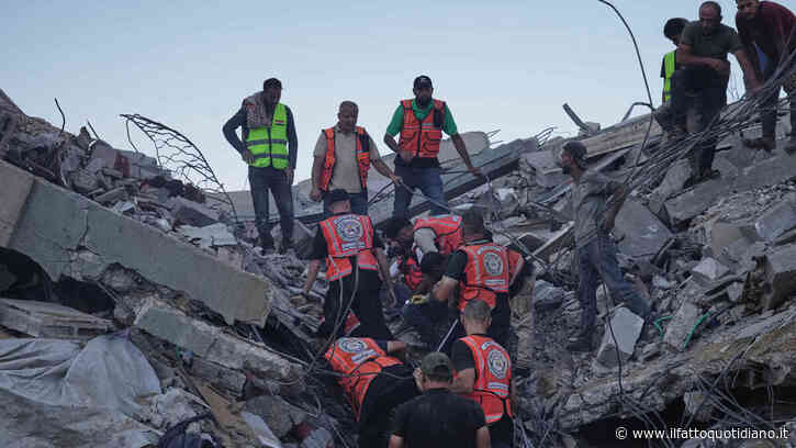Gaza, crolla edificio di sei piani già colpito dalle bombe: 50 bambini intrappolati. 14 corpi recuperati, inclusi quelli di 5 minori