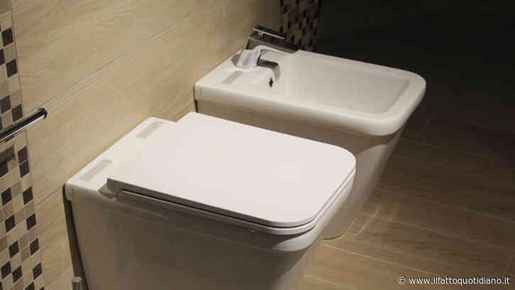 Un uomo ubriaco resta incastrato con la testa tra water e bidet e deve chiamare il 118: impossibile liberarlo, arrivano i vigili del fuoco