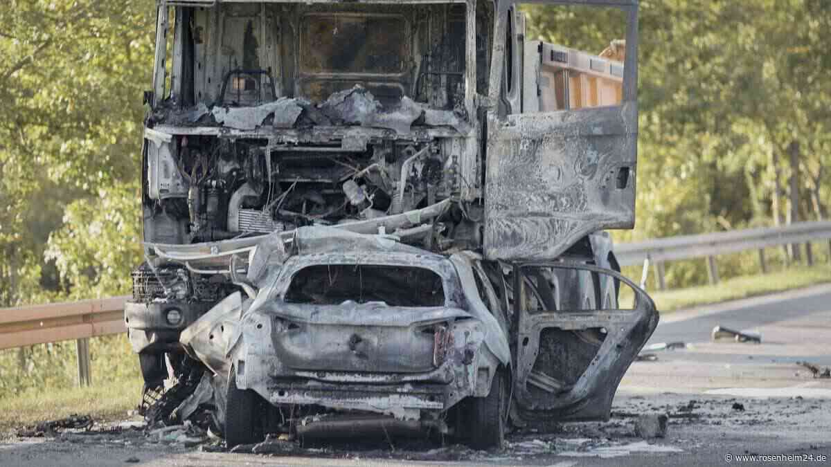 Feuerinferno nach Horror-Crash auf Landstraße in Bayern: Auto rast in Lkw – ein Toter (†71)