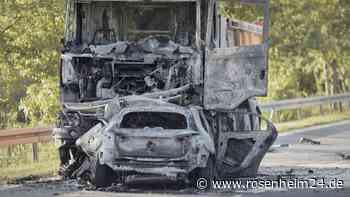 Feuerinferno nach Horror-Crash auf Landstraße in Bayern: Auto rast in Lkw – ein Toter (†71)