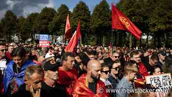 Honderden Kosovaren betuigen steun aan voormalige president die terechtstaat voor oorlogsmisdaden