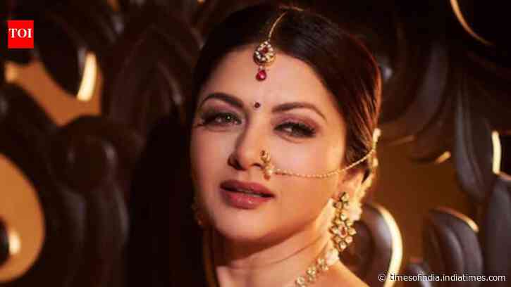 Bhagyashree’s Ganesh Chaturthi aarti sparks succession row in Patwardhan family