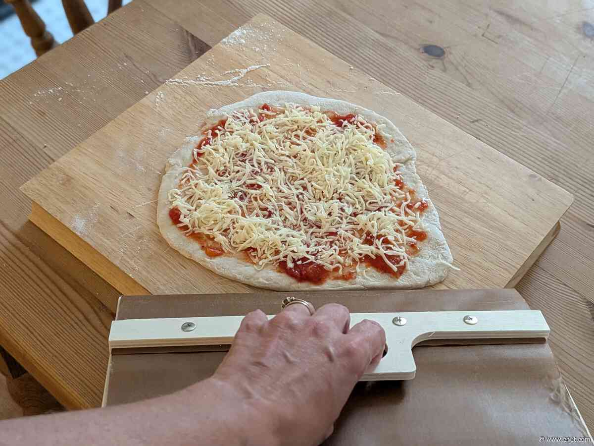 This $26 Sliding Pizza Peel Promises to Improve Your Launches, but Does It?