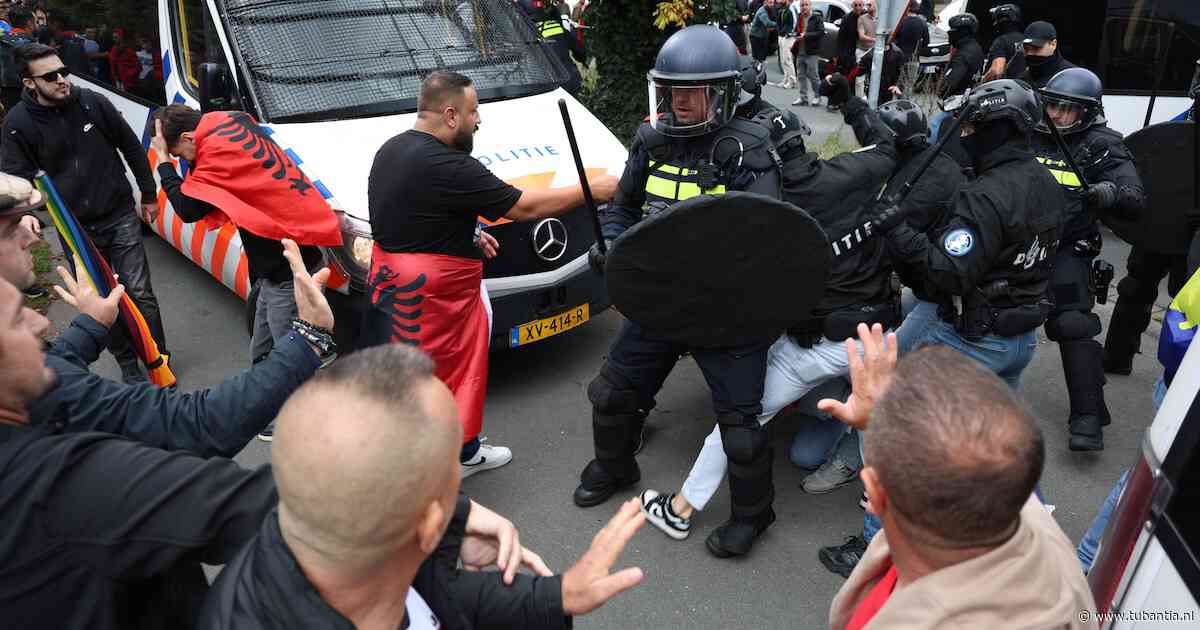 Demonstranten bekogelen ME op Malieveld na uitspraak tegen voormalig president Kosovo