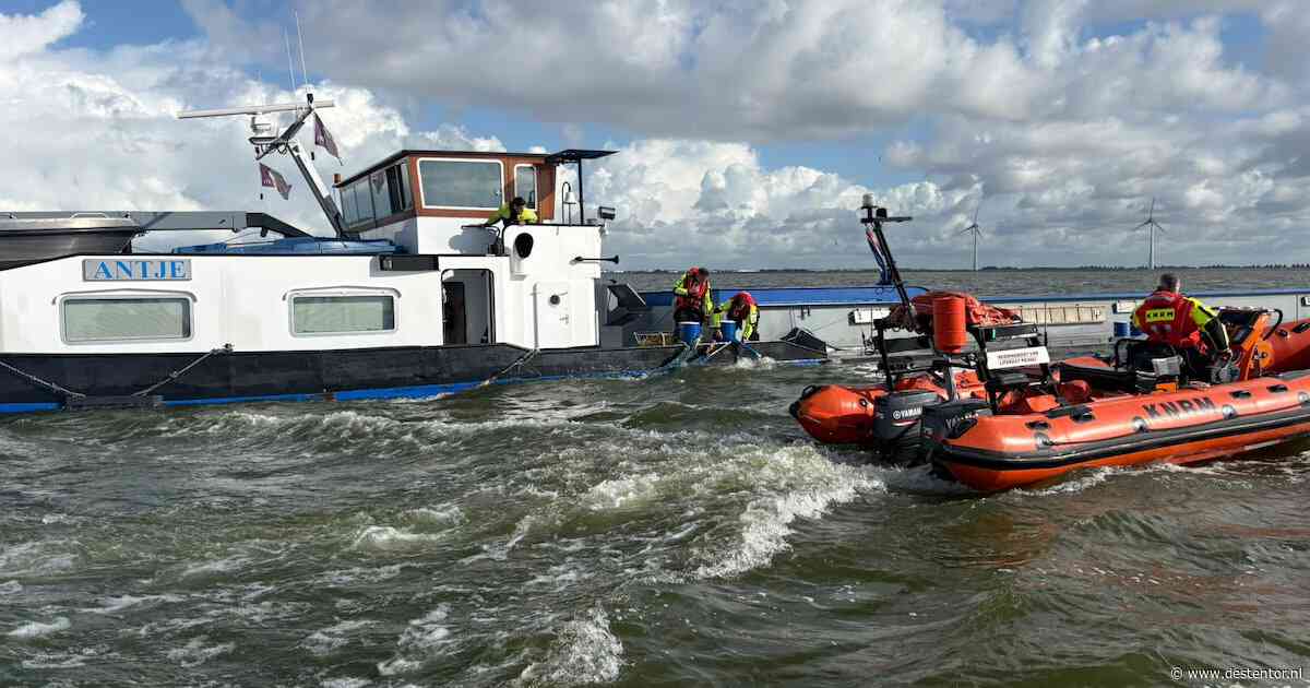 Binnenvaartschip maakt water en raakt in problemen op IJsselmeer