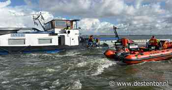 Binnenvaartschip maakt water en raakt in problemen op IJsselmeer