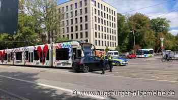 Auto stößt am Helio-Center mit Straßenbahn zusammen