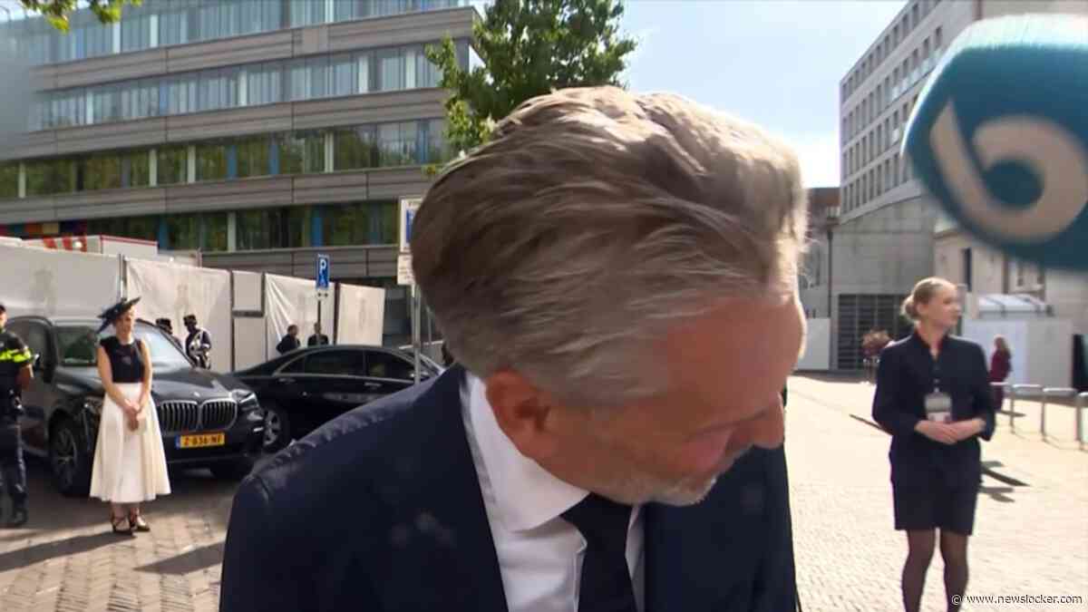 Merel Ek gaat Dick Schoof te lijf met microfoon: 'Wat ben je aan het doen!?'