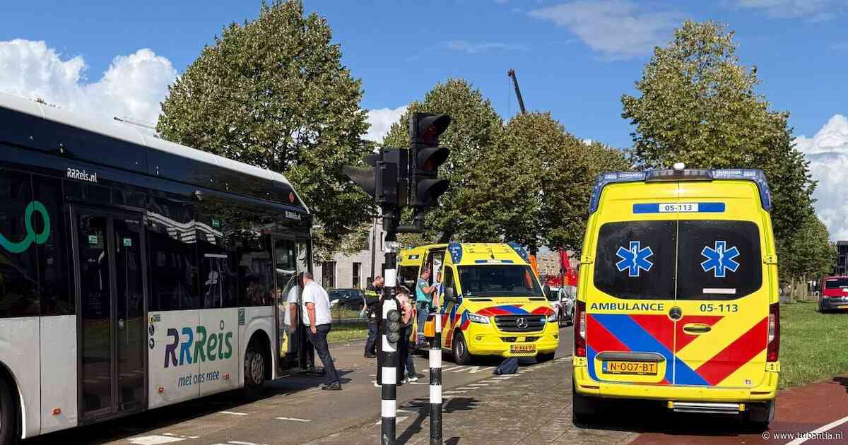 Fietsster in Enschede met spoed naar ziekenhuis na aanrijding met bus