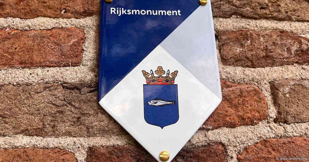 Dit schildje laat op Urk voortaan zien dat je bij een monumentaal pand staat