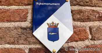 Dit schildje laat op Urk voortaan zien dat je bij een monumentaal pand staat