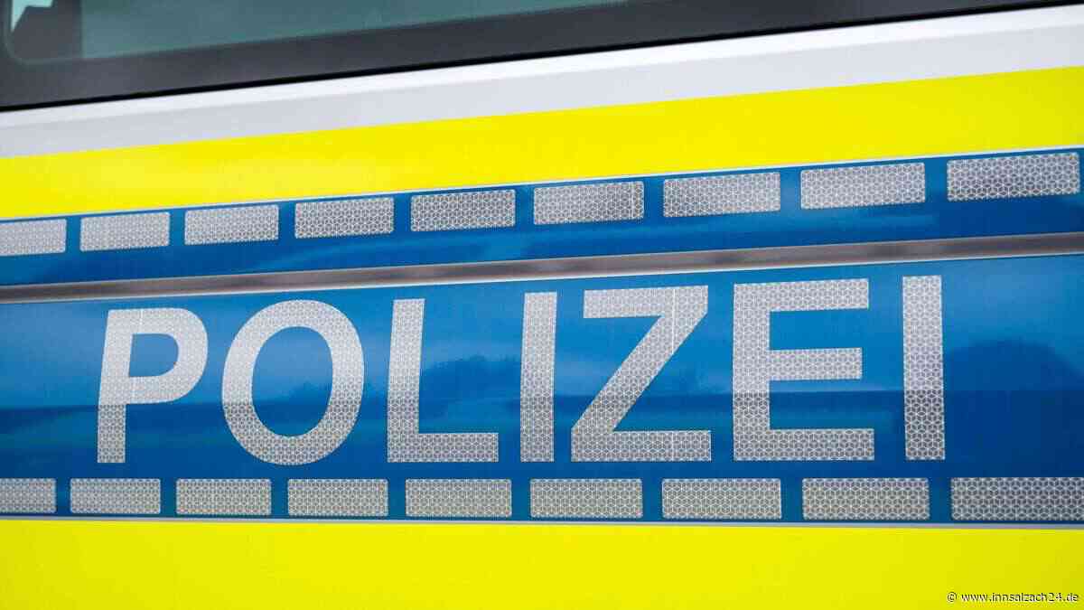 Baustellen-Lkw hinterlässt Schlammspur auf der A94 bei Lengdorf