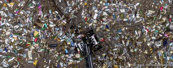 La “striscia di Gaza” dei “rifiuti plastici stoccati fuori controllo”, Corepla in amministrazione giudiziaria per “agevolazione colposa di Synextra”
