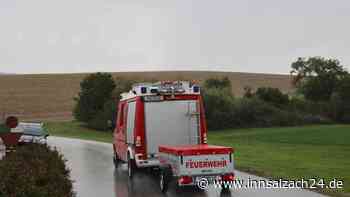 Traktor in Flammen – Feuerwehr in Ampfing von Starkregen unterstützt