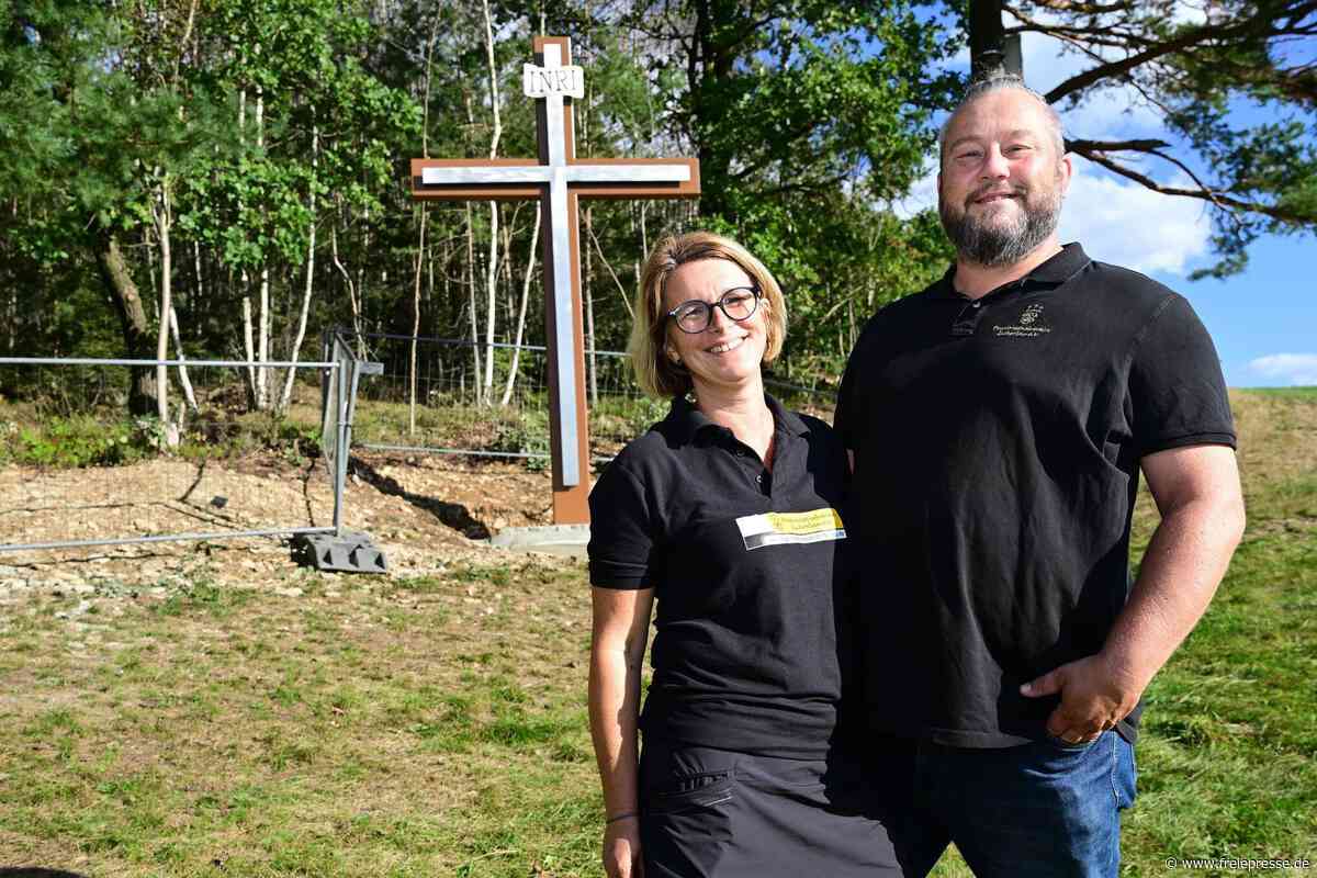 Passionsspielverein im Erzgebirge stellt Kreuz auf Anhöhe nahe Zschorlau auf