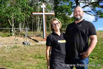 Passionsspielverein im Erzgebirge stellt Kreuz auf Anhöhe nahe Zschorlau auf
