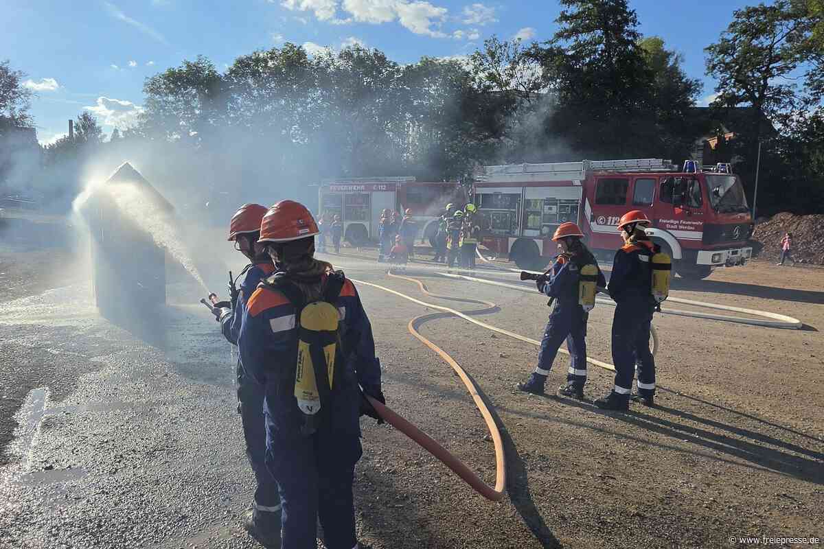 Werdauer Feuerwehrnachwuchs löscht Garagenbrand