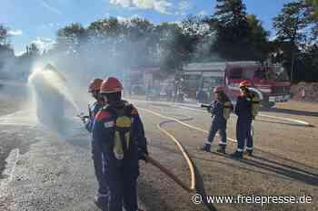 Werdauer Feuerwehrnachwuchs löscht Garagenbrand