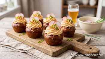 Frisch gebackene Laugen-Muffins mit cremigem Obazda-Topping